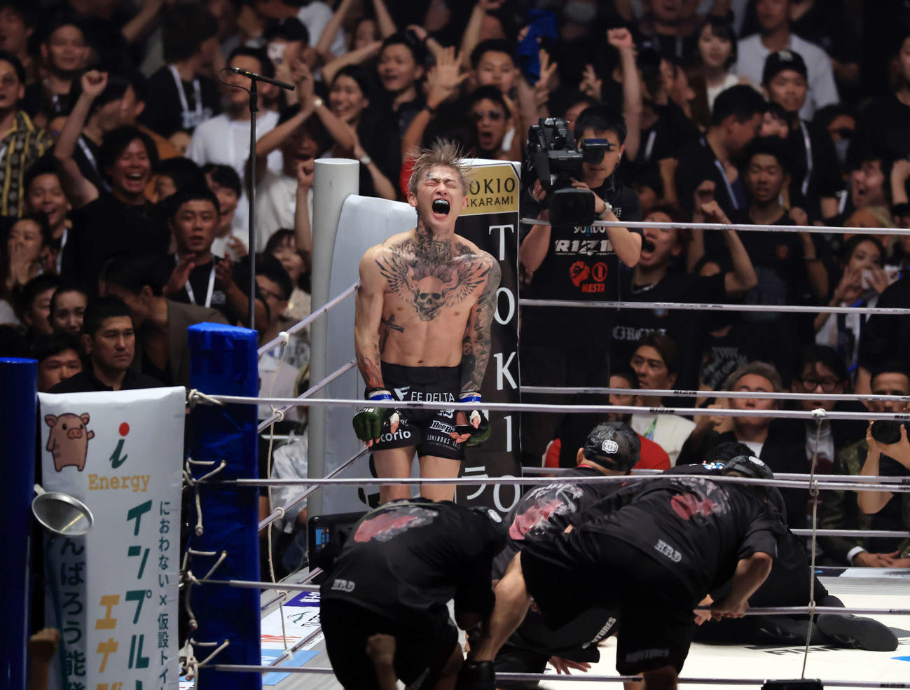 1回、朝倉（奥）にKO勝利し、大喜びで絶叫する平本（撮影・浅見桂子）