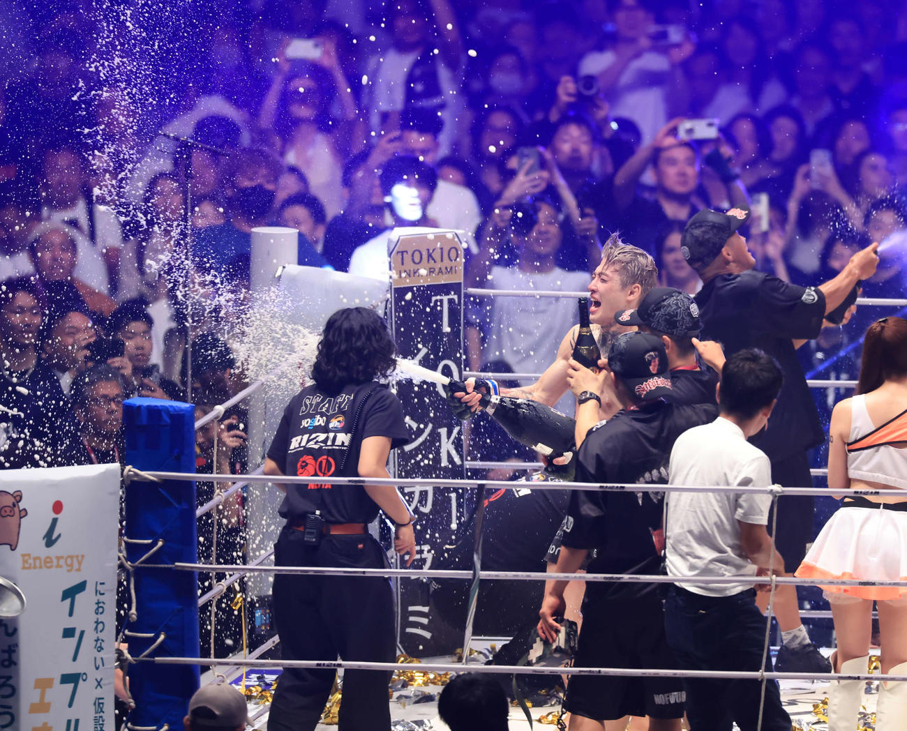 1回、朝倉にKO勝利し、大喜びでシャンパンをぶちまける平本（撮影・浅見桂子）