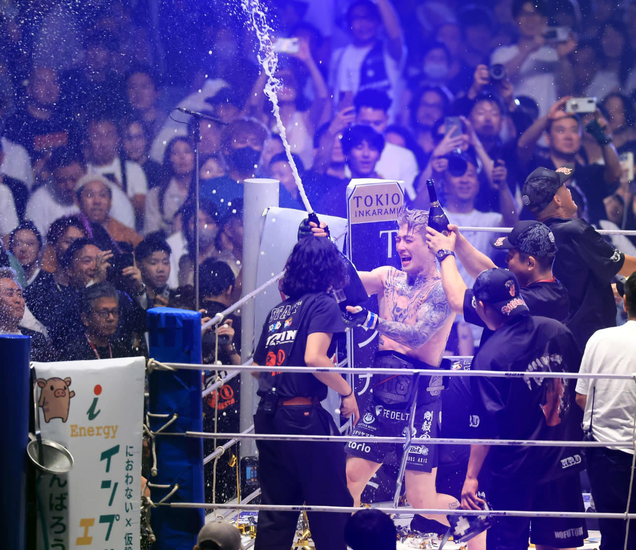1回、朝倉にKO勝利し、大喜びでファンにシャンパンをぶちまける平本（撮影・浅見桂子）