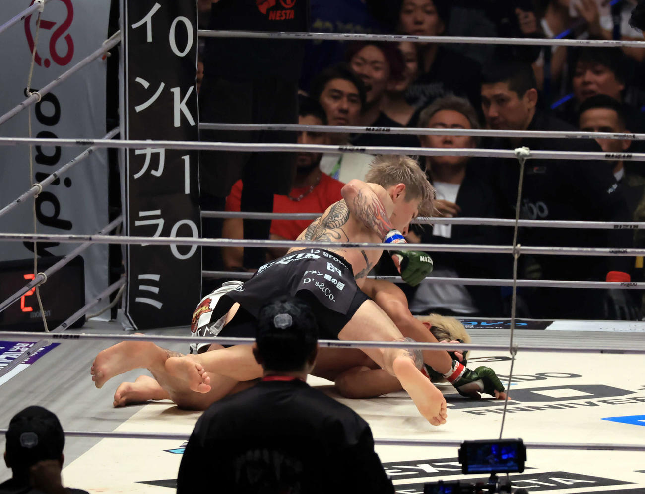 1回、朝倉（下）をボコボコに打ち続けKO勝利する平本（撮影・浅見桂子）