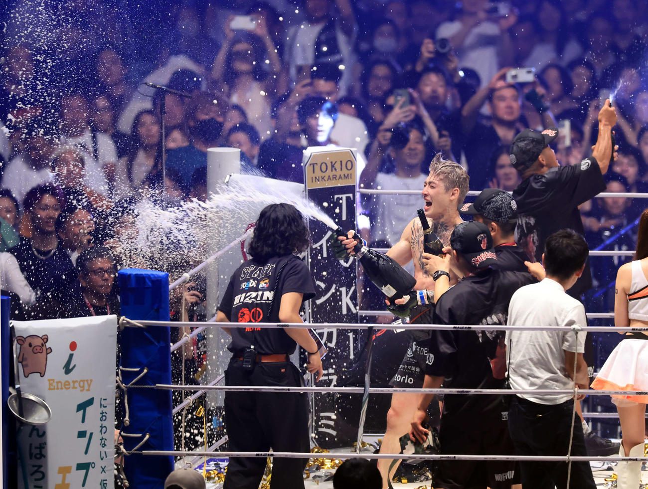 1回、朝倉にKO勝利し、大喜びでシャンパンをぶちまける平本（撮影・浅見桂子）