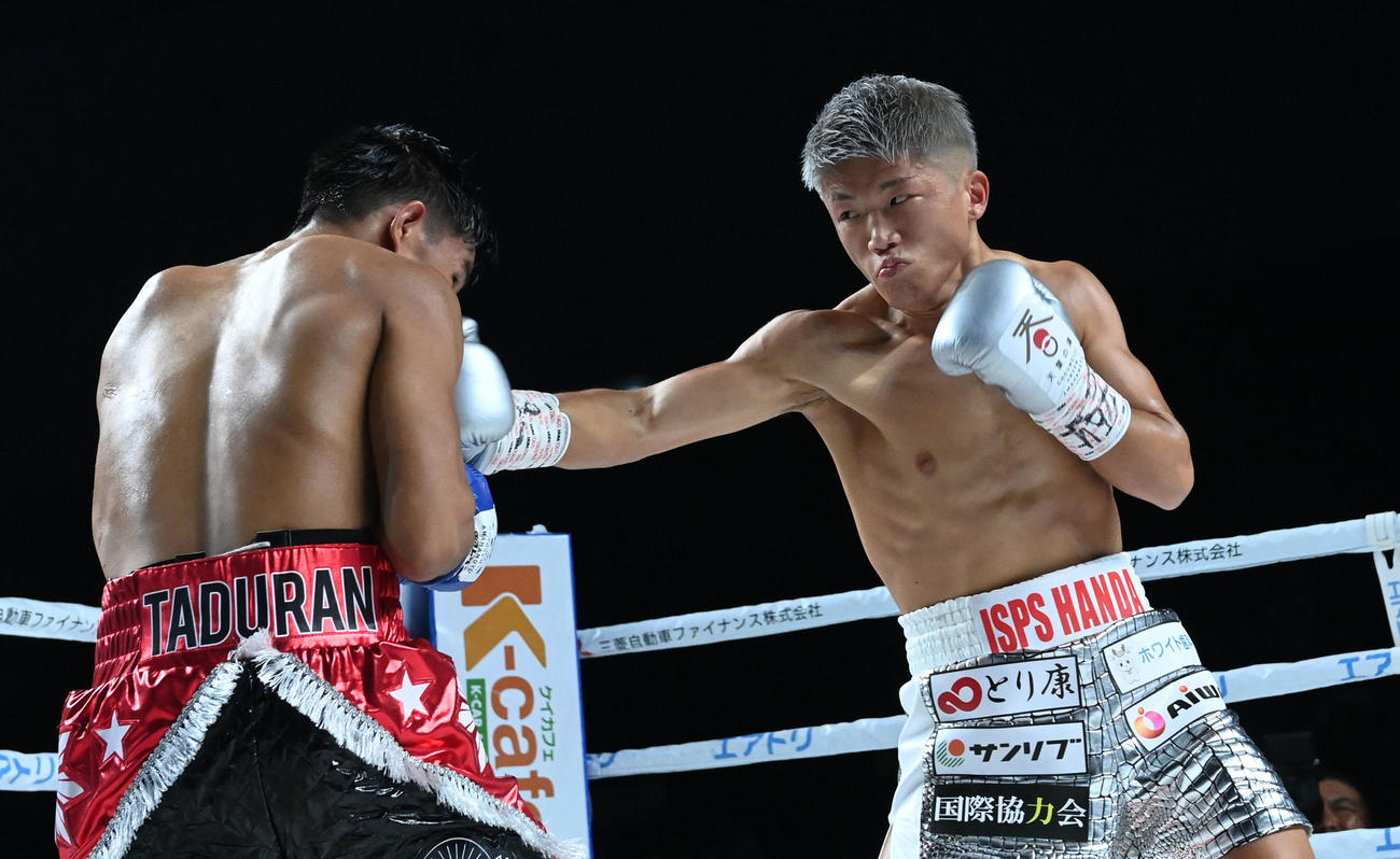 1回、ペドロ・タドュラン（左）に右を放つ重岡銀次朗（撮影・前岡正明）