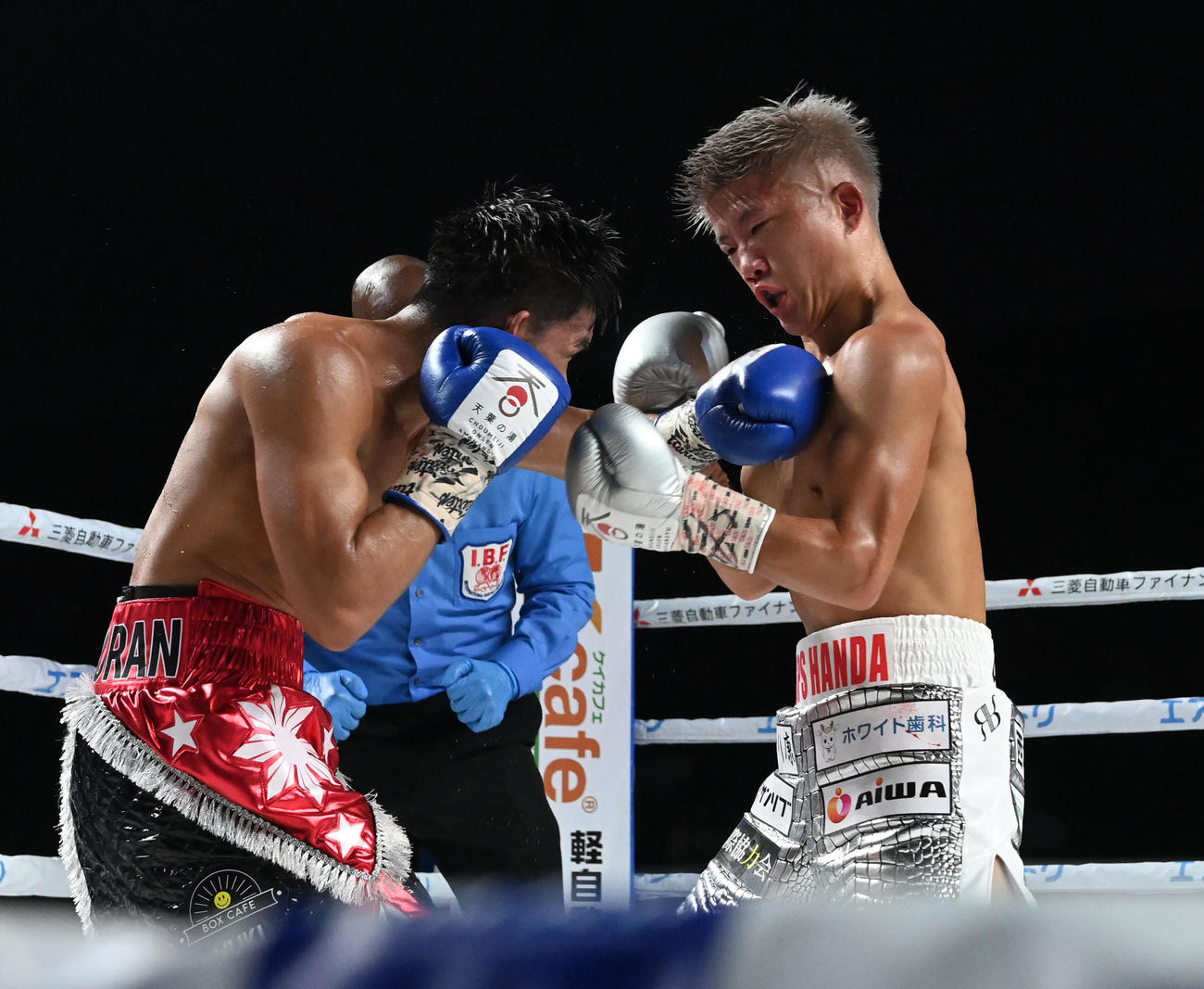 4回、ペドロ・タドュラン（左）の左をもらう重岡銀次朗（撮影・前岡正明）