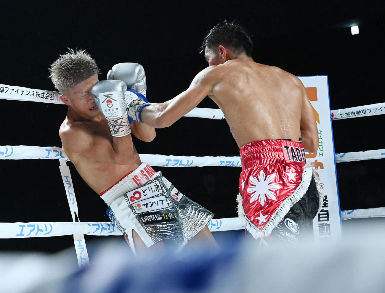 4回、ペドロ・タドュラン（右）の左をもらう重岡銀次朗（撮影・前岡正明）