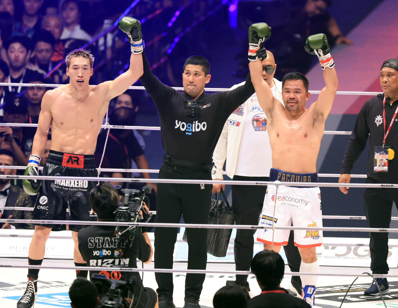 3回を打ち合ってドローとなり、パッキャオ（右）と手を上げる安保（撮影・浅見桂子）
