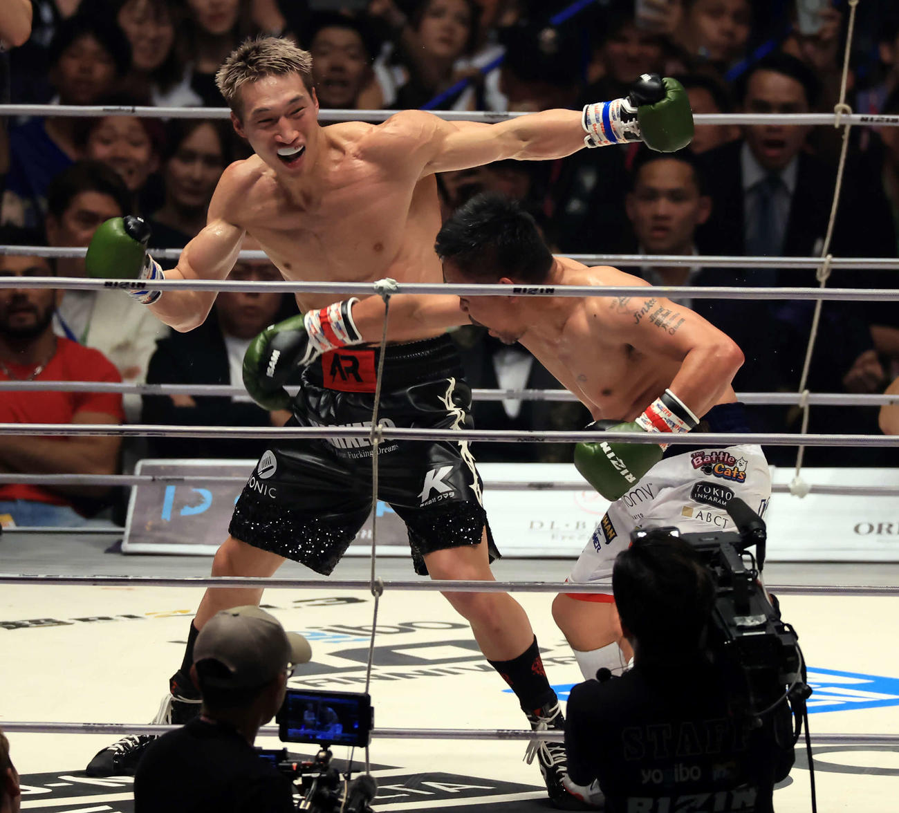 3回、パッキャオ（手前）と打ち合う安保（撮影・浅見桂子）