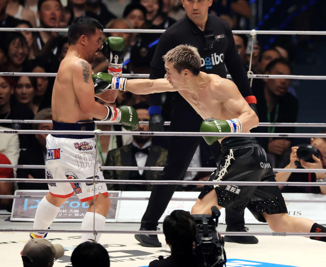 3回、パッキャオ（左）と打ち合う安保（撮影・浅見桂子）