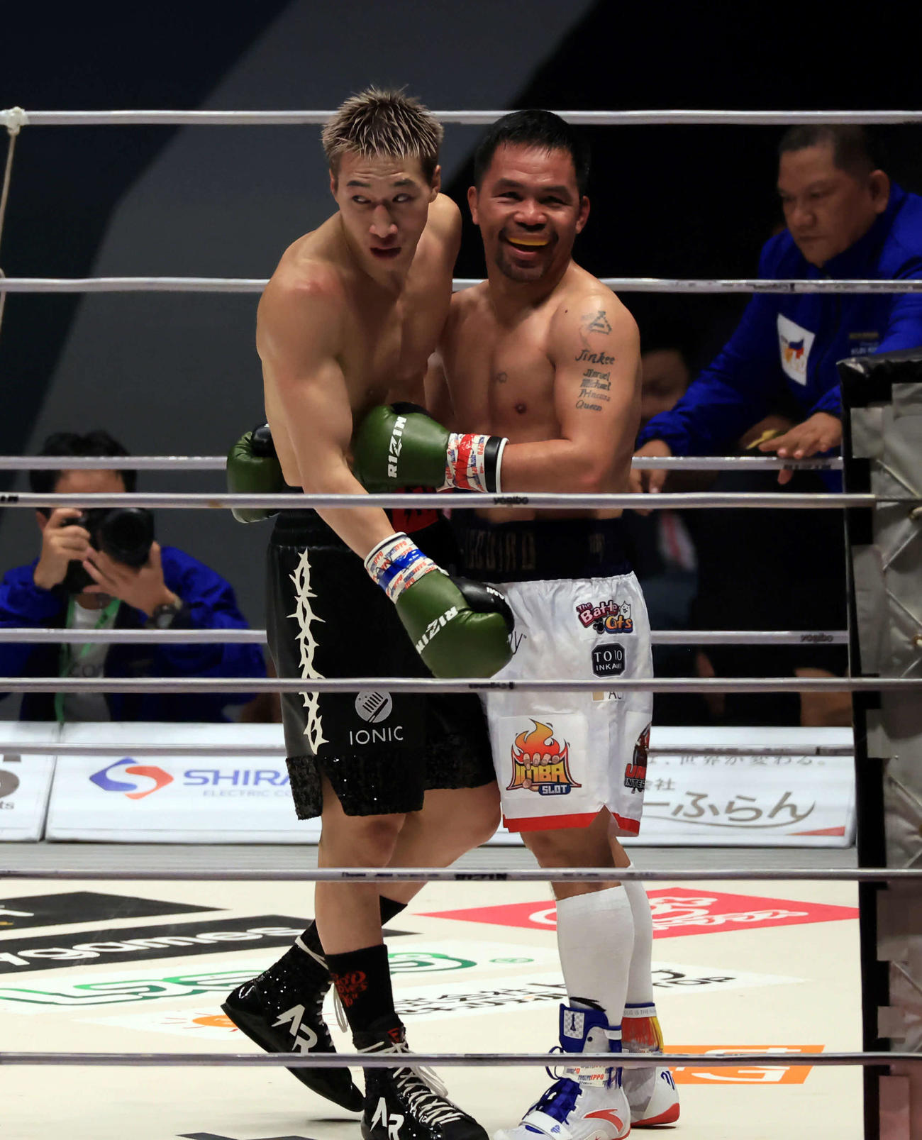 3回を打ち合ってドローとなり、パッキャオ（右）と抱き合う安保（撮影・浅見桂子）