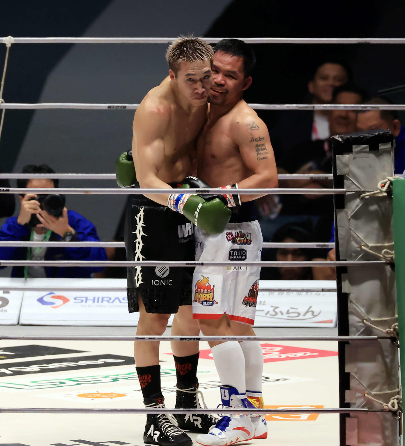 3回を打ち合ってドローとなり、パッキャオ（右）と抱き合う安保（撮影・浅見桂子）