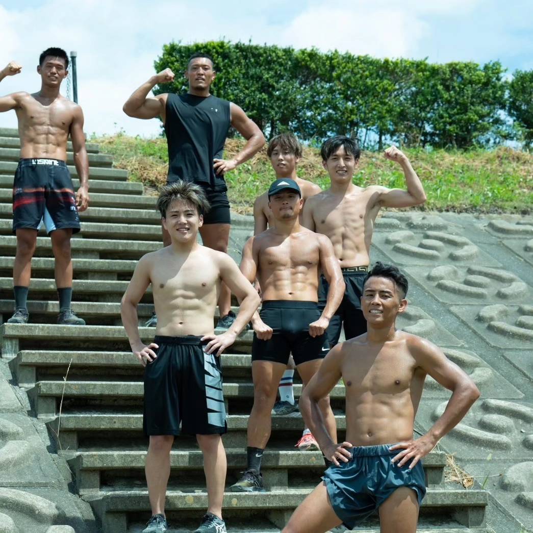 初防衛戦に向け、長野県内で走りこみ合宿を行ったWBO世界バンタム級王者武居由樹（右下）ら大橋ジム勢（大橋ジム提供）