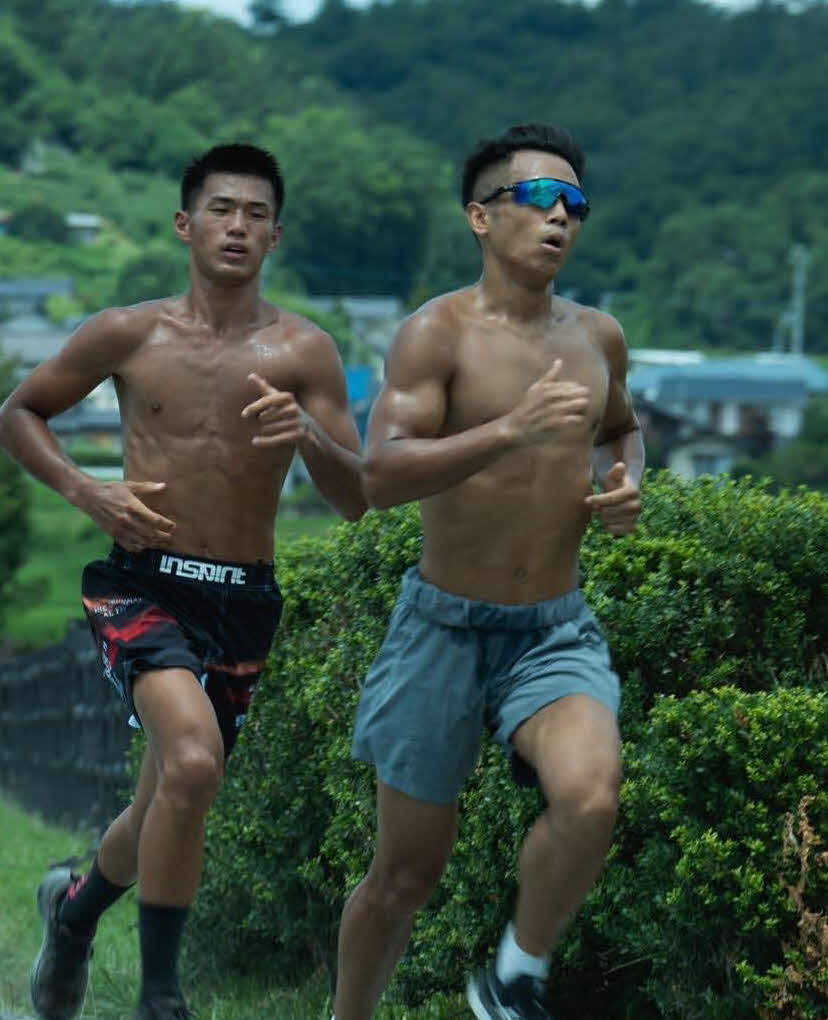 炎天下の中を走るWBO世界バンタム級王者武居由樹（右）（大橋ジム提供）