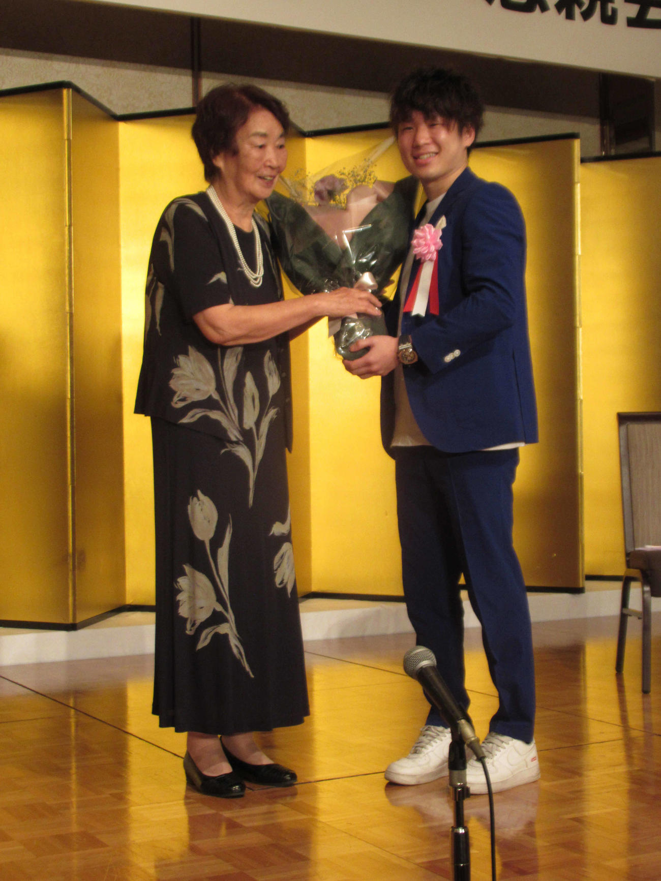 祝勝会で花束を贈られて笑顔のボクシング前世界王者・寺地拳四朗（撮影・実藤健一）