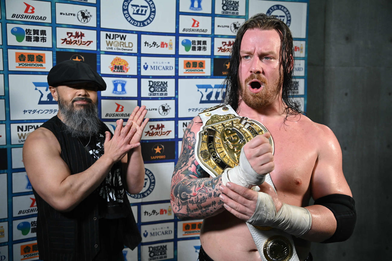 竹下幸之介を倒したデビッド・フィンレー（右）とセコンドの外道　（C）新日本プロレス