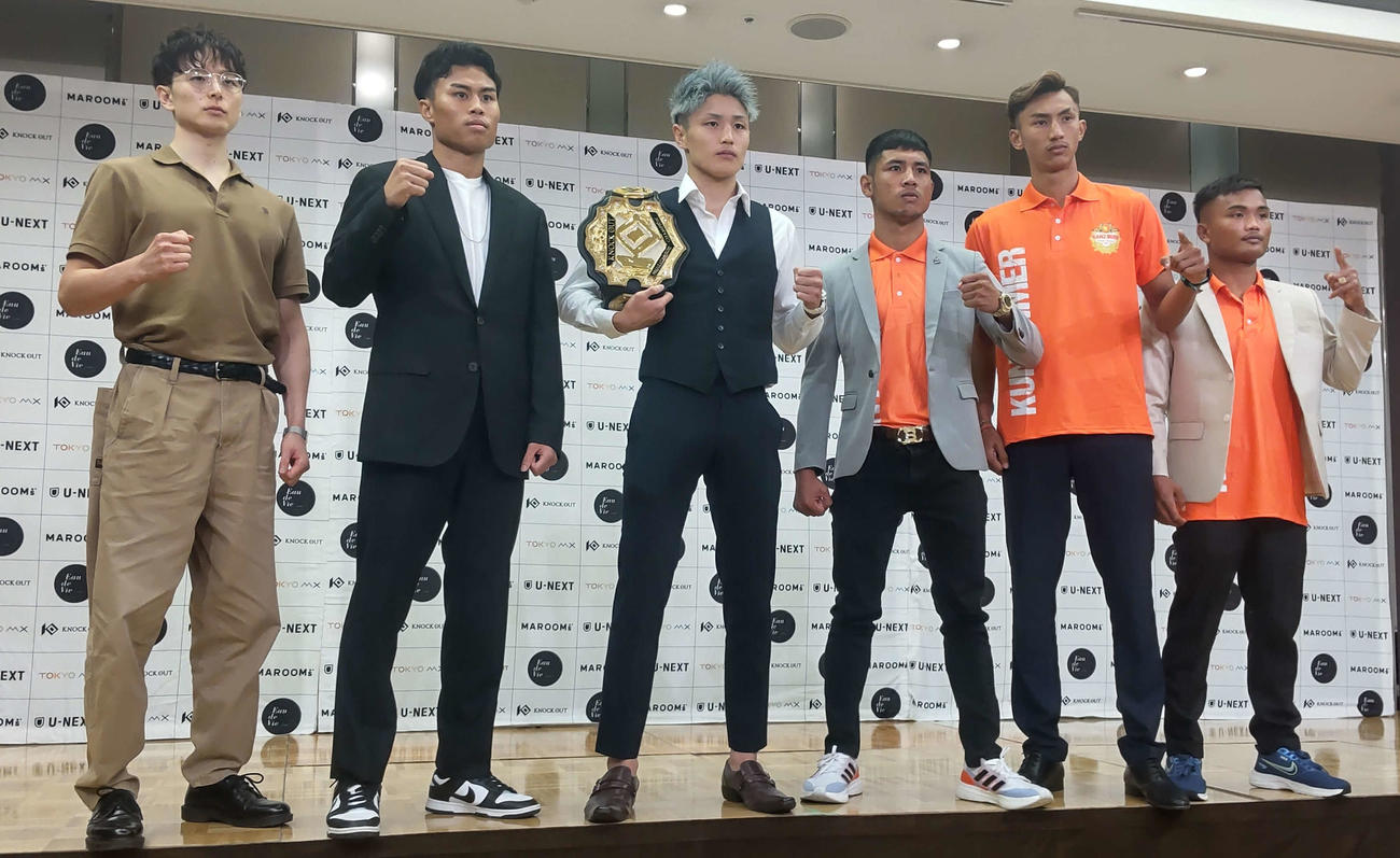 KNOCK OUT×クンクメール3VS3対抗戦」で戦う（左から）小森玲哉、デンサヤーム・ウィラサクレック、久井大夢、チョット・サレイヴァントン、エイ・マムリンプートング、ピッチ・ソムパッツ