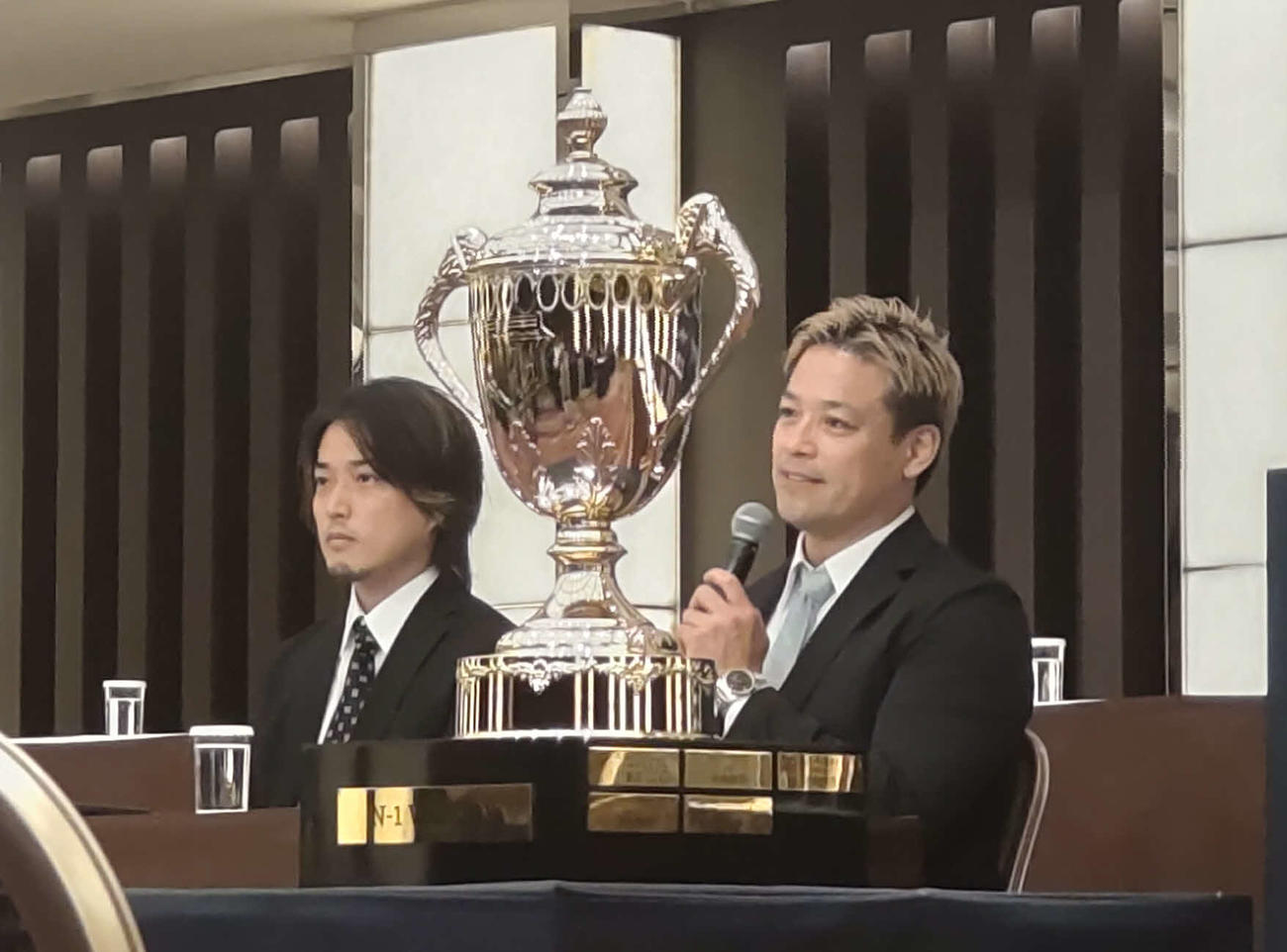 無念のN－1欠場となったものの、同じチームノアの小峠篤司に思いを託した潮崎豪（右）
