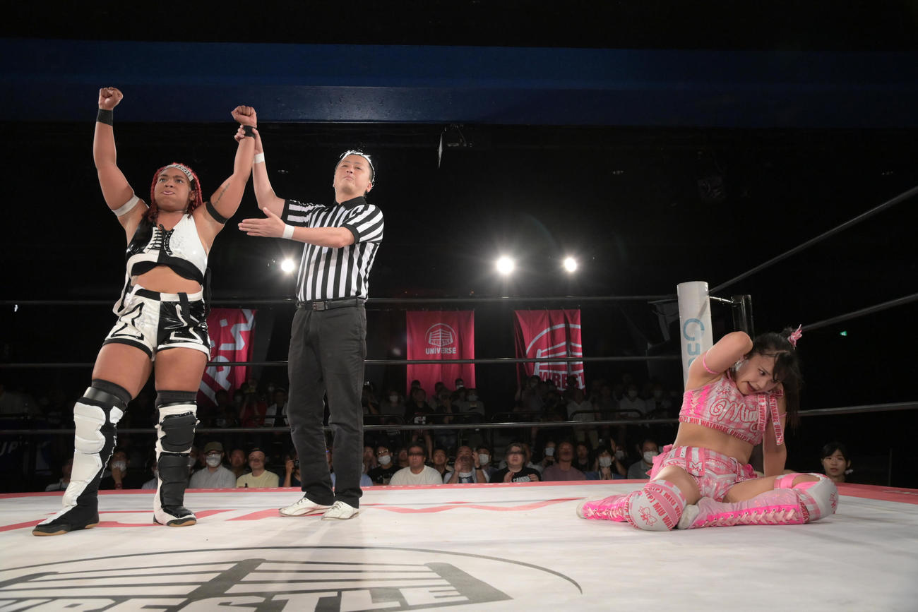 東京女子プロレス　プリンセスカップ2回戦でザラ・ザッカー（左）に敗れた渡辺未詩（東京女子プロレス提供）