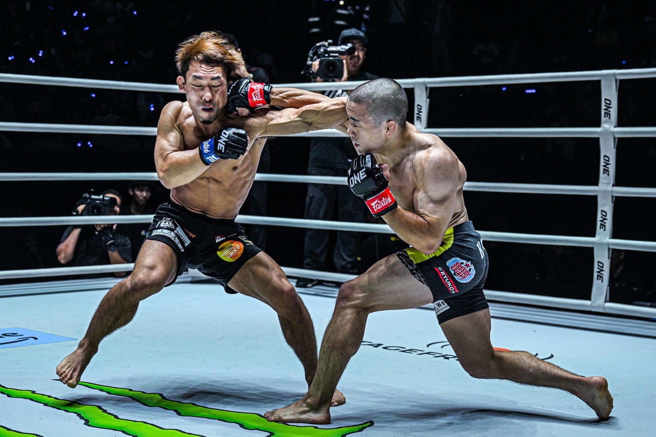 猿田洋祐（左）にパンチをヒットさせる山北渓人　（C）ONE Championship