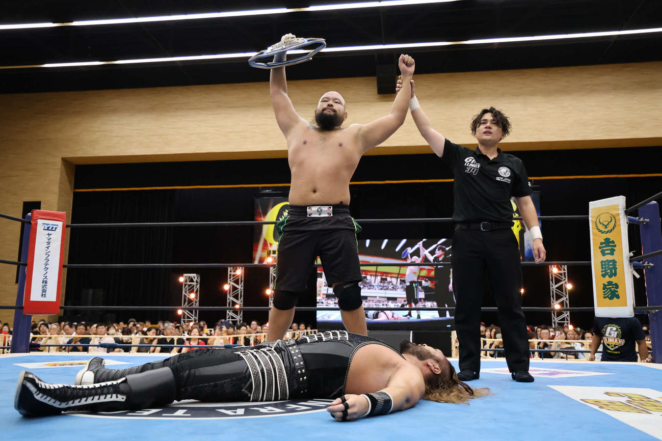 EVIL（下）に初黒星をつけたオーカーン（C）新日本プロレス