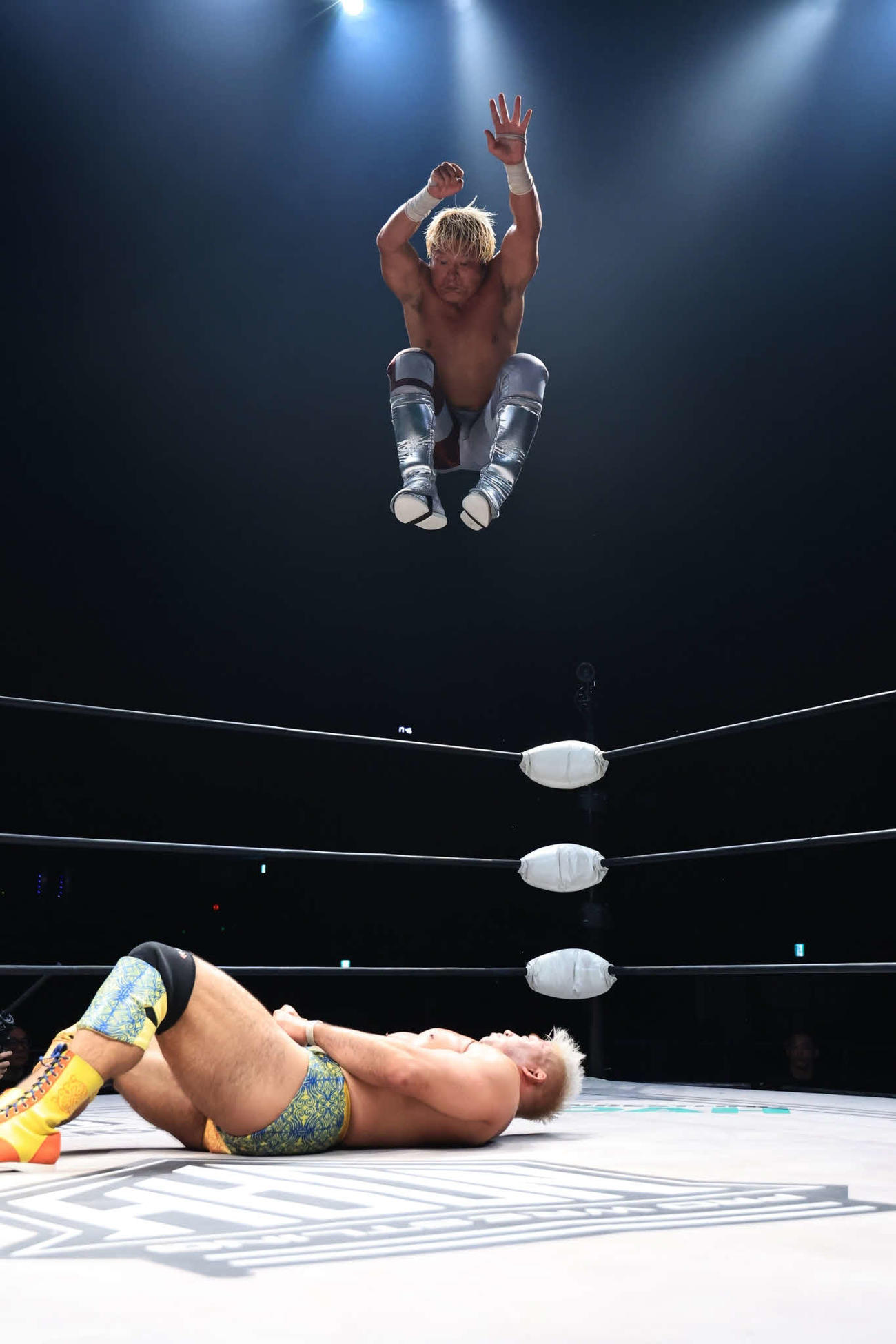 征矢学にPFSを突き刺す拳王（上）　（C）プロレスリング・ノア