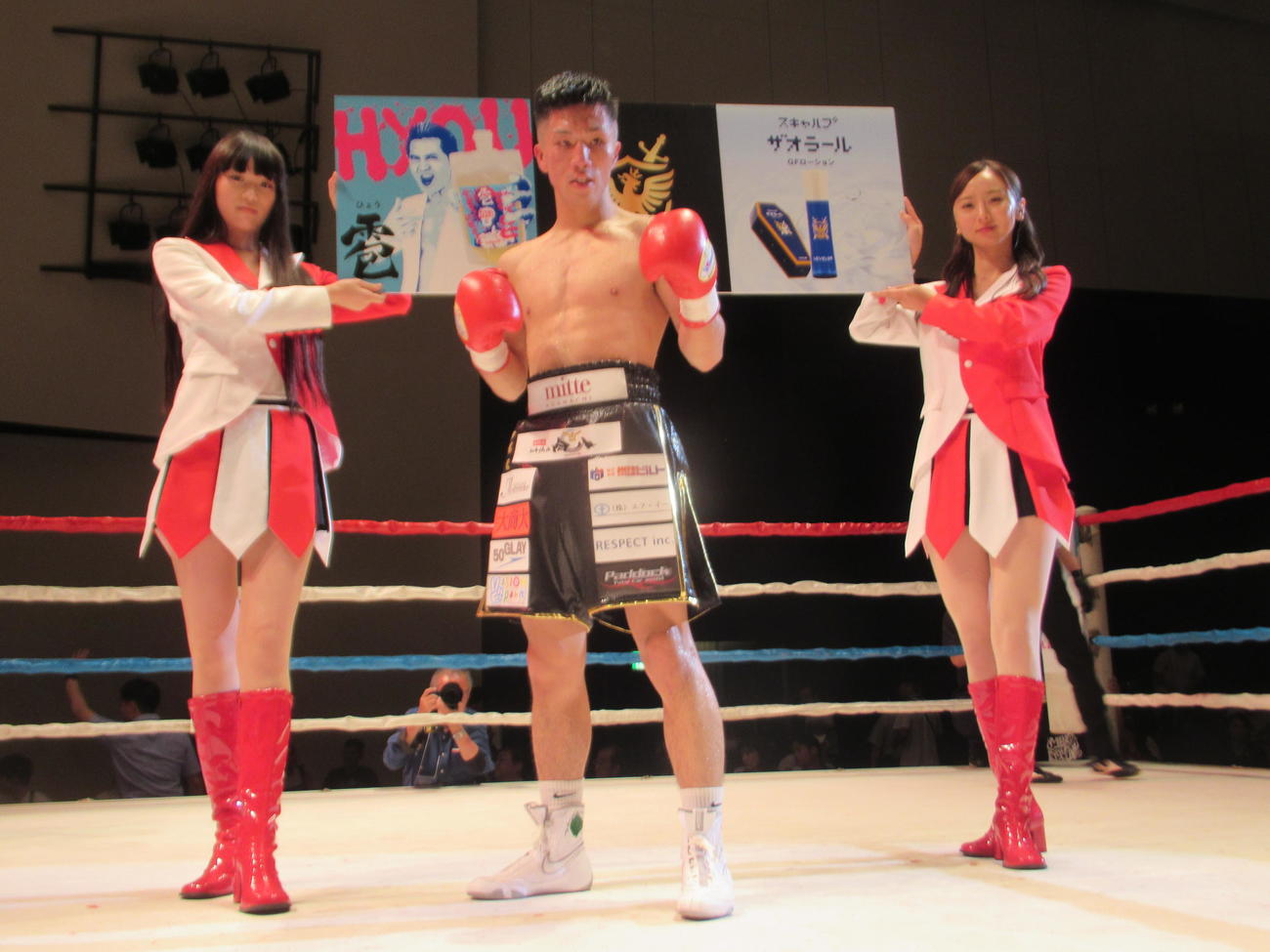 ボクシングで無傷の連勝を9に伸ばした山崎（中央）（撮影・実藤健一）