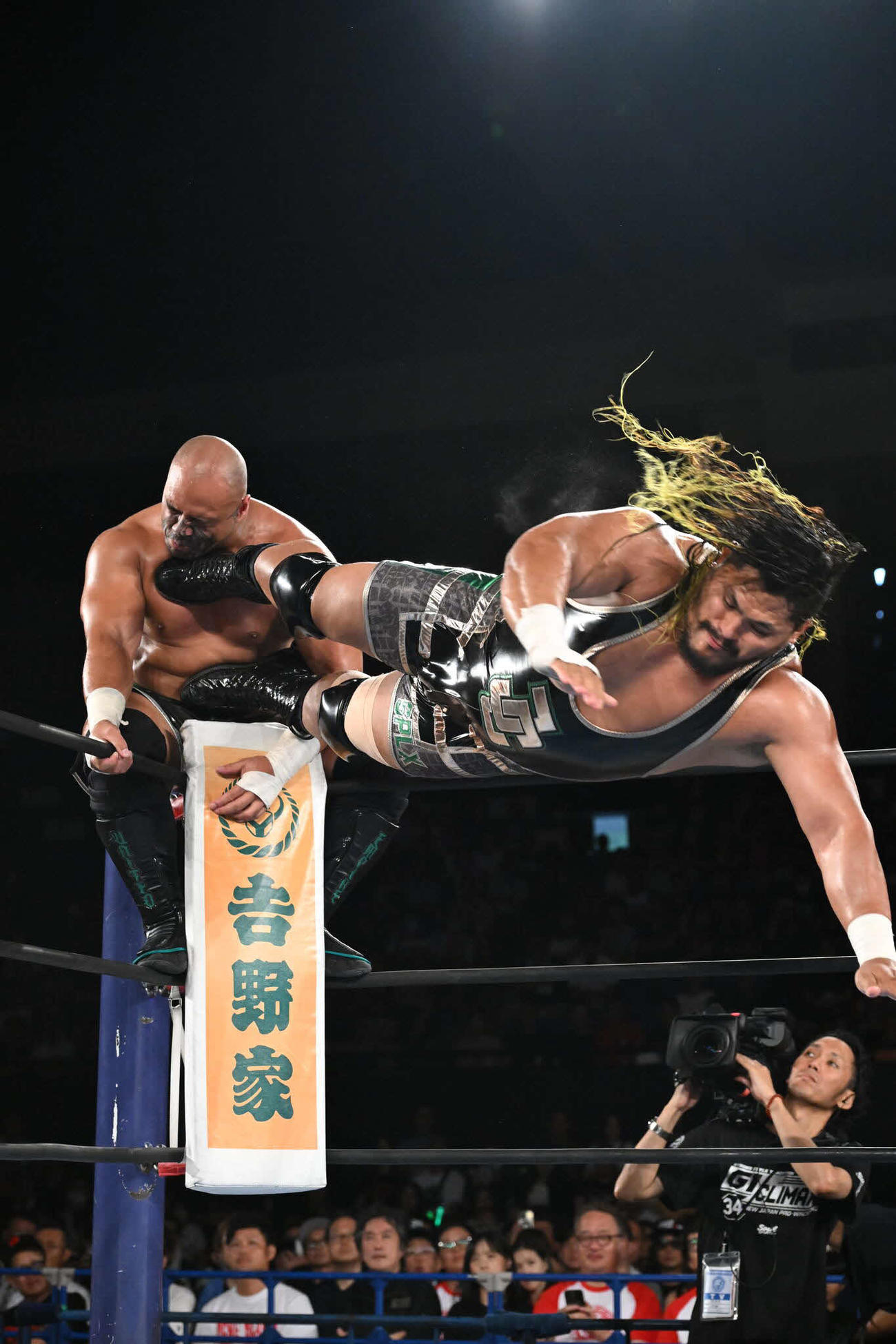 HENAREにキックを見舞うジェフ・コブ　（C）新日本プロレス