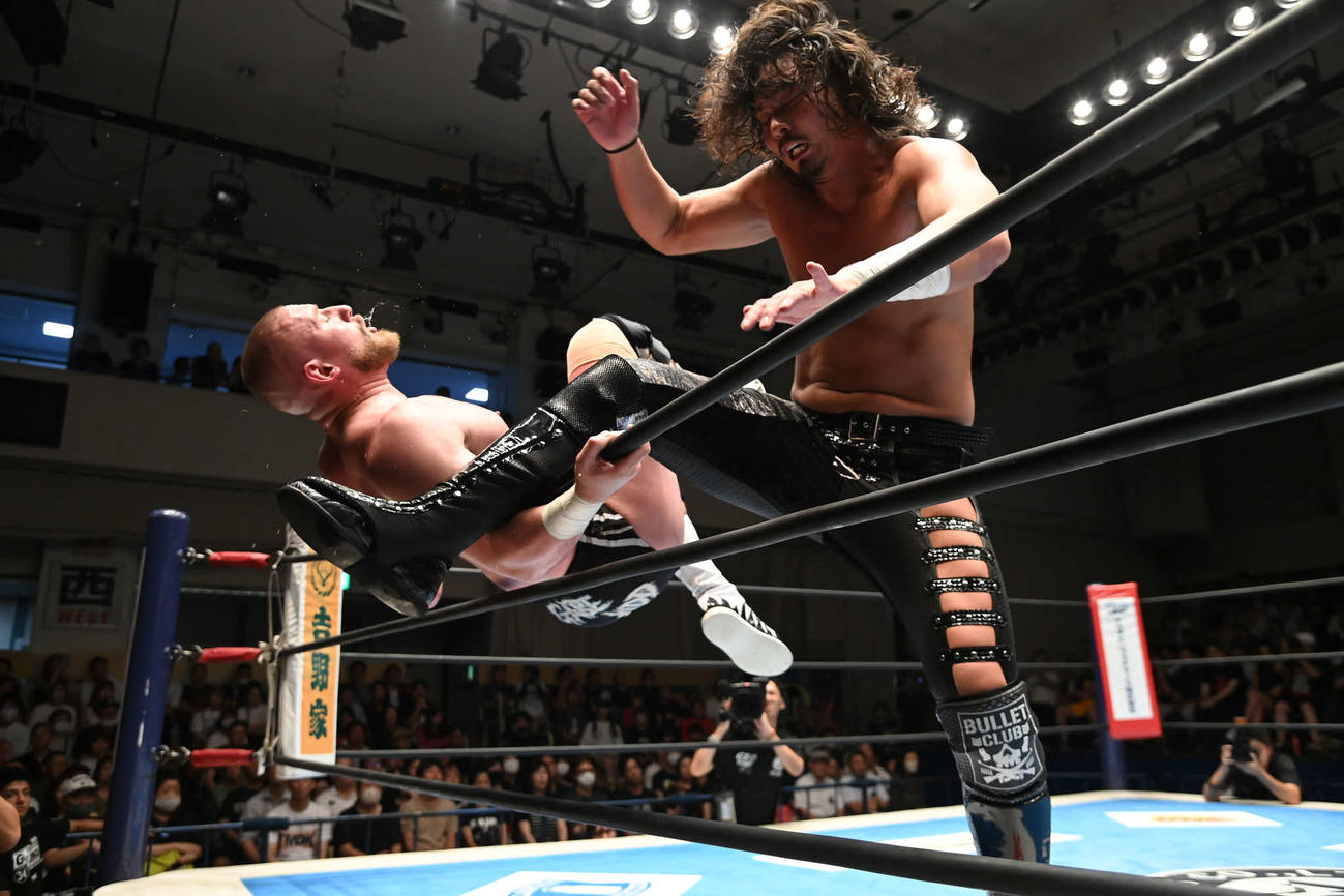 ゲイブ・キッドにFBSを突き刺すジェイク・リー（C）新日本プロレス