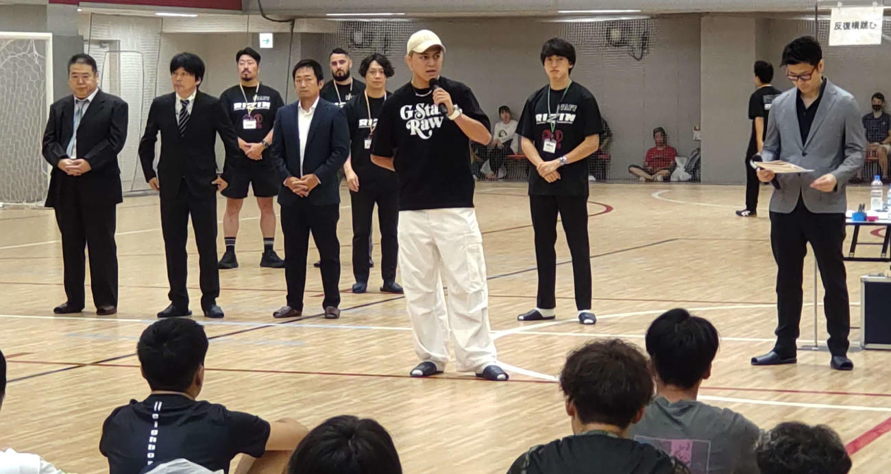 RIZIN甲子園トライアウトであいさつするRIZINフェザー級王者・鈴木千裕（中央）