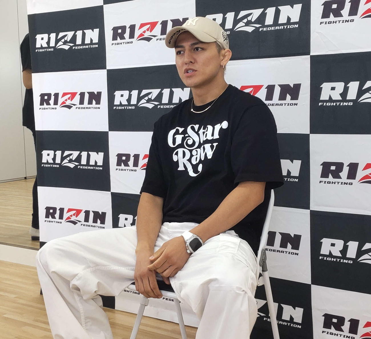 RIZIN甲子園トライアウトを訪れ、囲み取材に応じた鈴木千裕