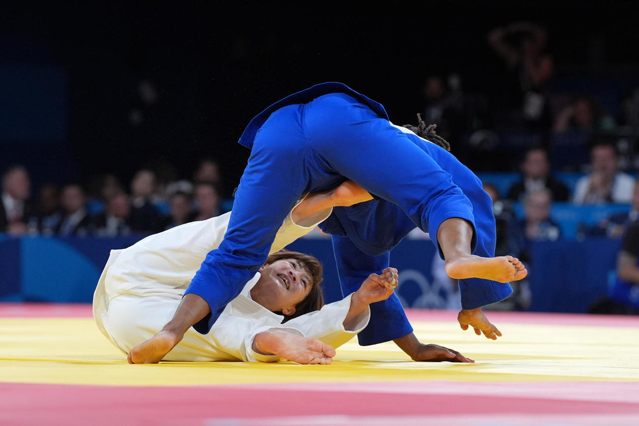 混合団体決勝で2階級上の選手を相手にともえ投げを見舞う角田（撮影・パオロ　ヌッチ）