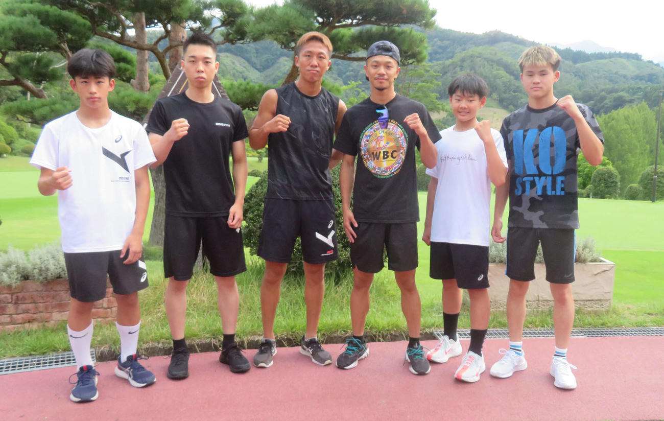 日本スーパーフェザー級5位神足茂利（左から3番目）ら同門たちとゴルフ場合宿を開始したWBC世界バンタム級王者中谷潤人（同4番目）
