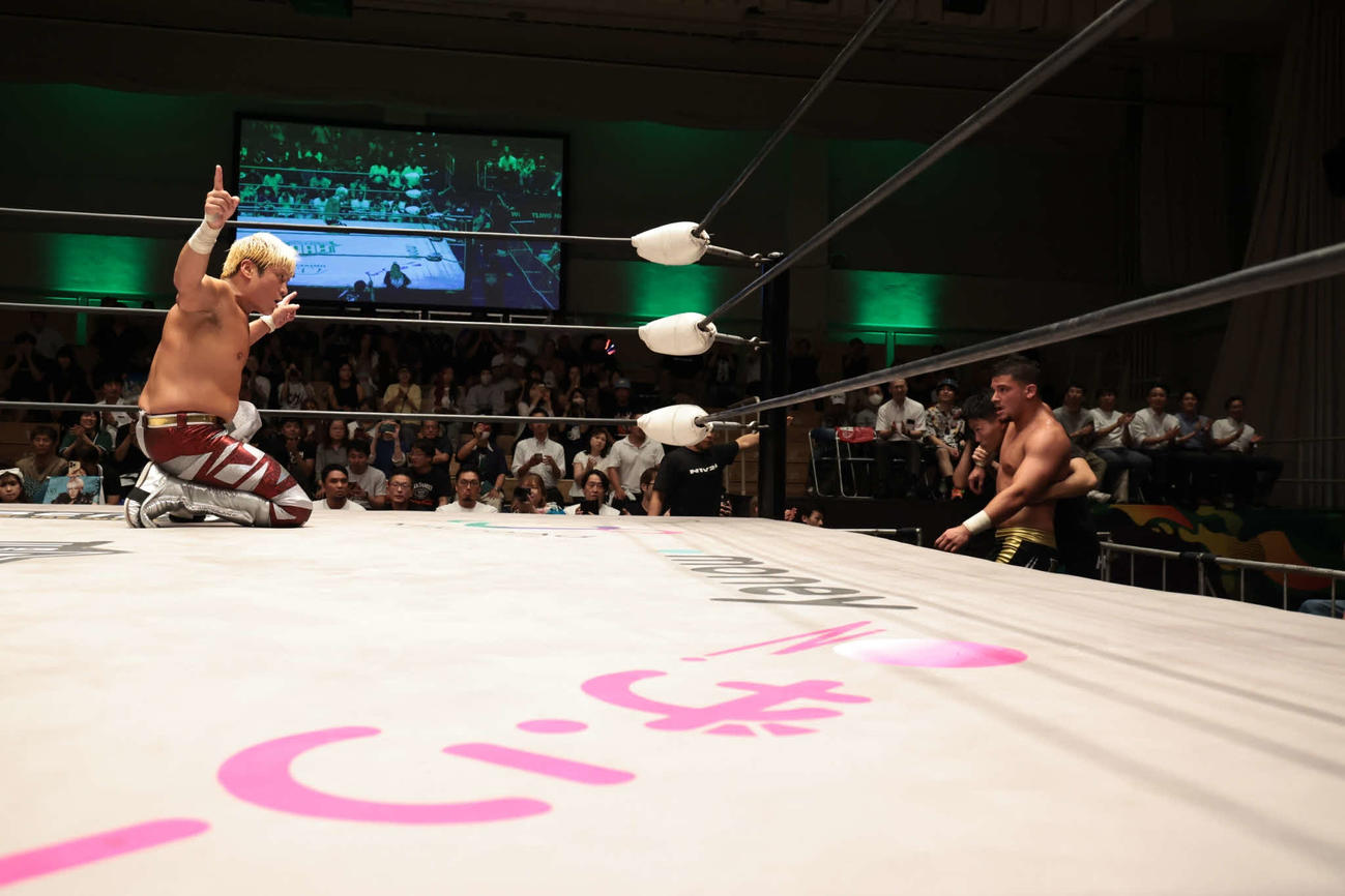 試合後、タイタスとにらみ合う拳王（左）　（C）プロレスリング・ノア