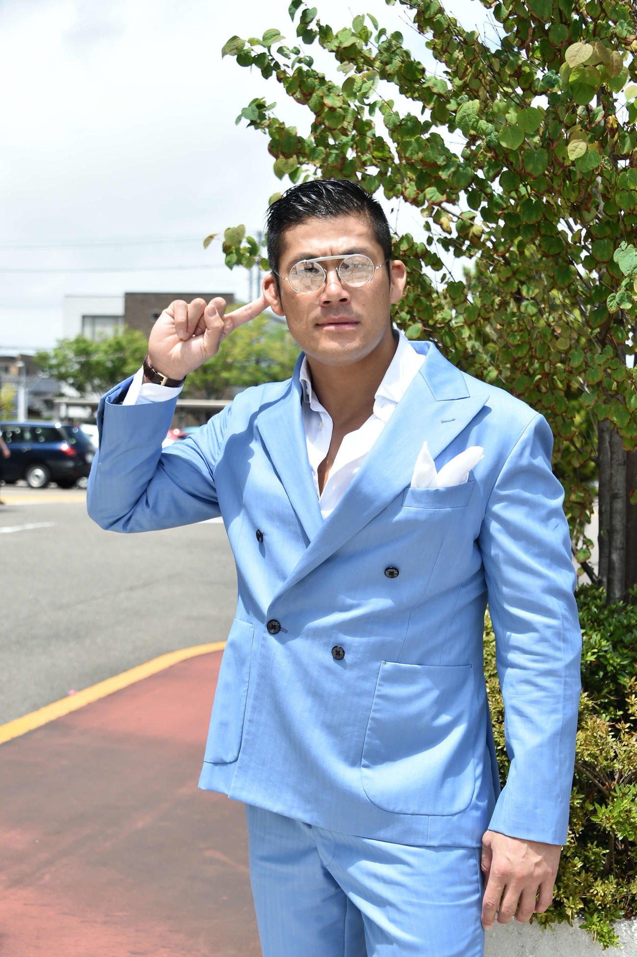 オリジナルの決めポーズで地元戦勝利を誓うSANADA