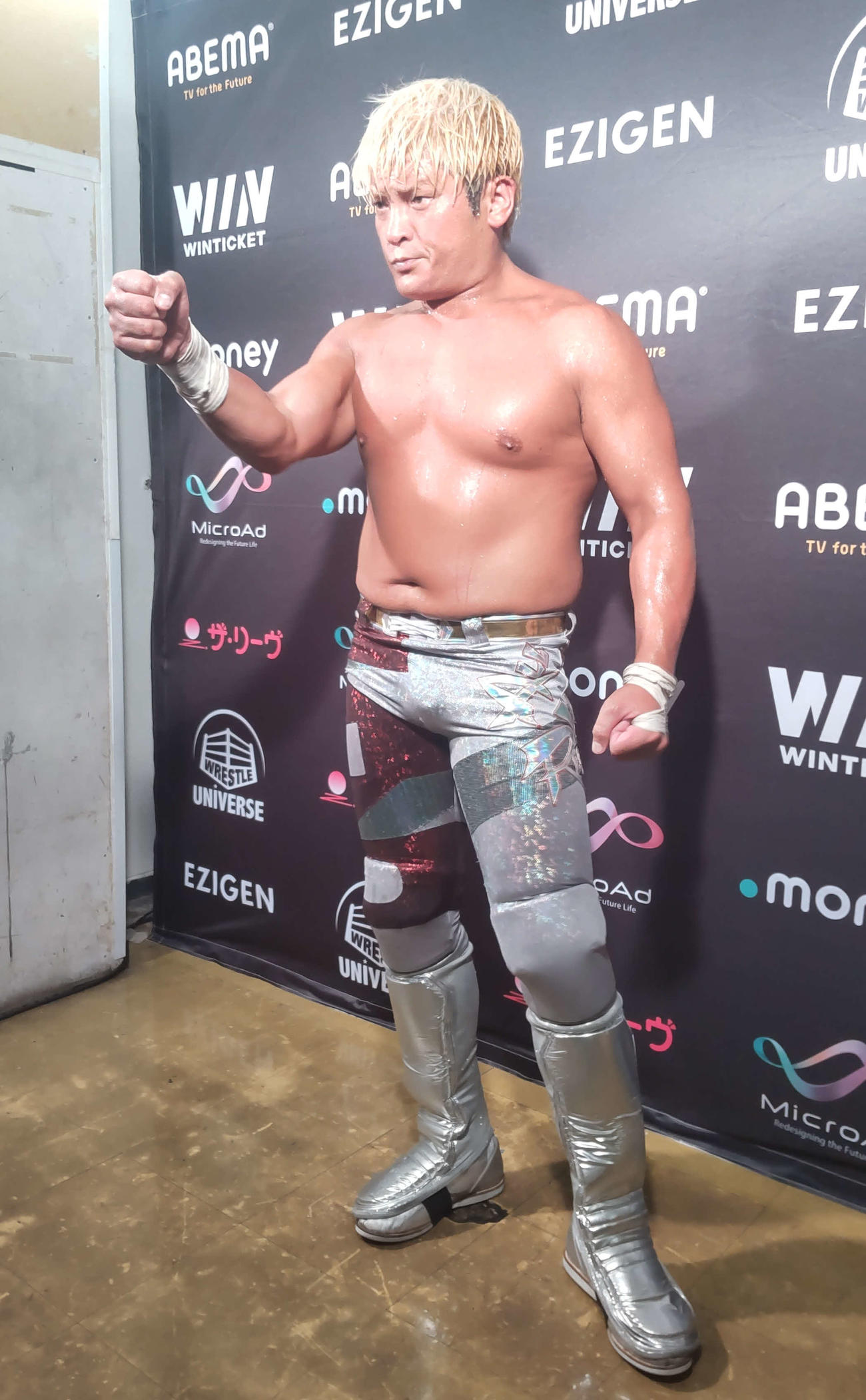 拳王は永田裕志へ感謝の言葉を叫んだ後、胸の前で日本拳法の「縦拳（たてけん）」を突き出す拳王ポーズで締めくくった