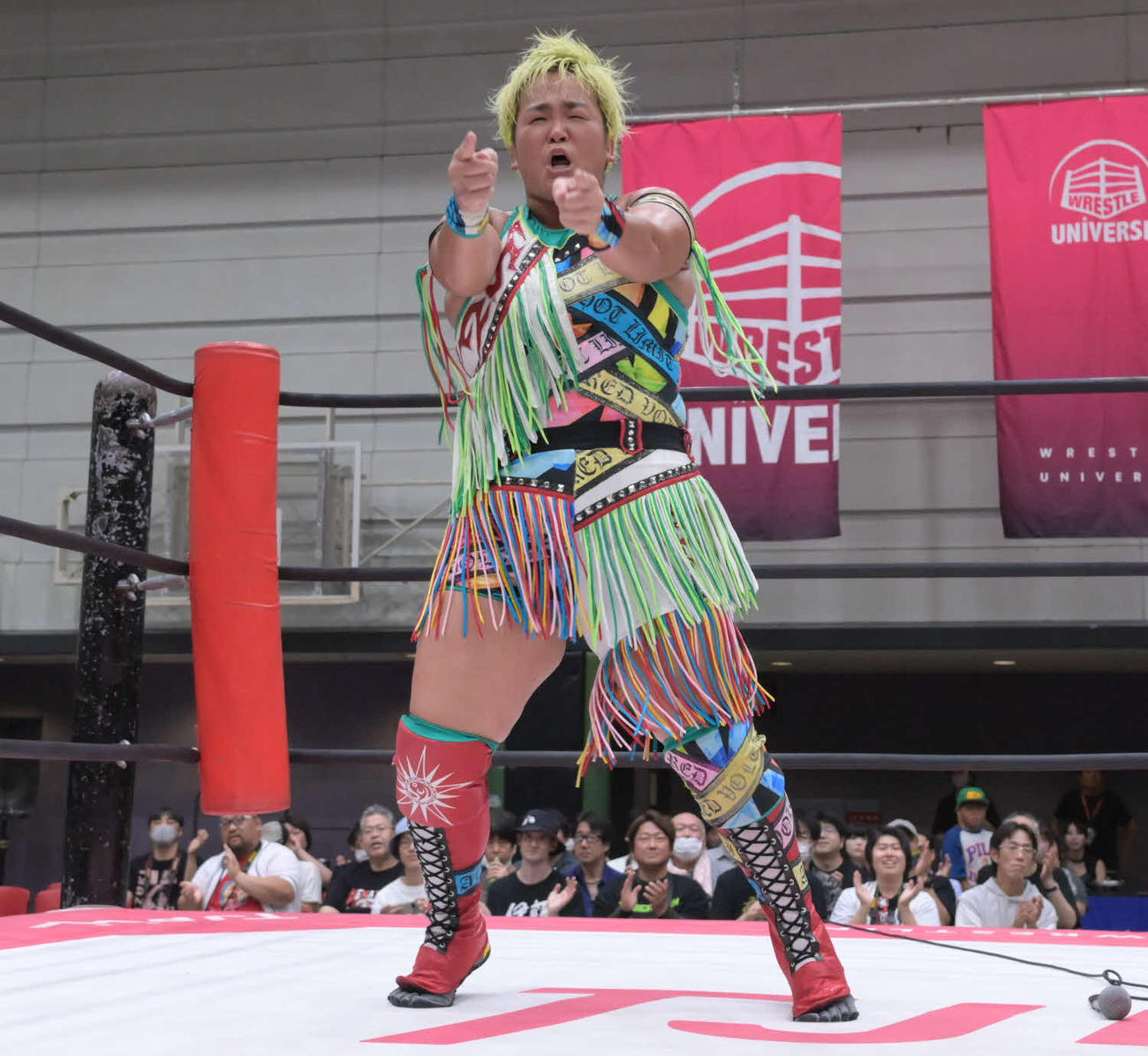 東京女子プロレス　プリンセスカップ準々決勝で辰巳リカを破った水波綾はマイクパフォーマンスを行う（東京女子プロレス提供）