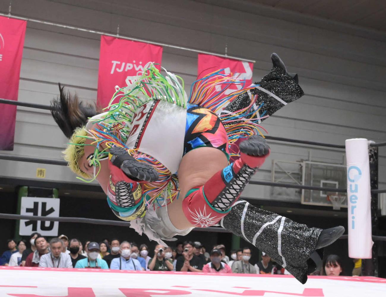 東京女子プロレス　プリンセスカップ準々決勝で辰巳リカを破った水波綾（右）（東京女子プロレス提供）