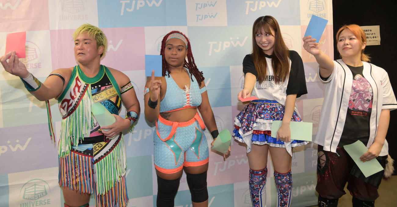東京女子プロレス　プリンセスカップ準決勝に出場する4選手。左から水波綾、ザラ・ザッカー、荒井優希、愛野ユキ