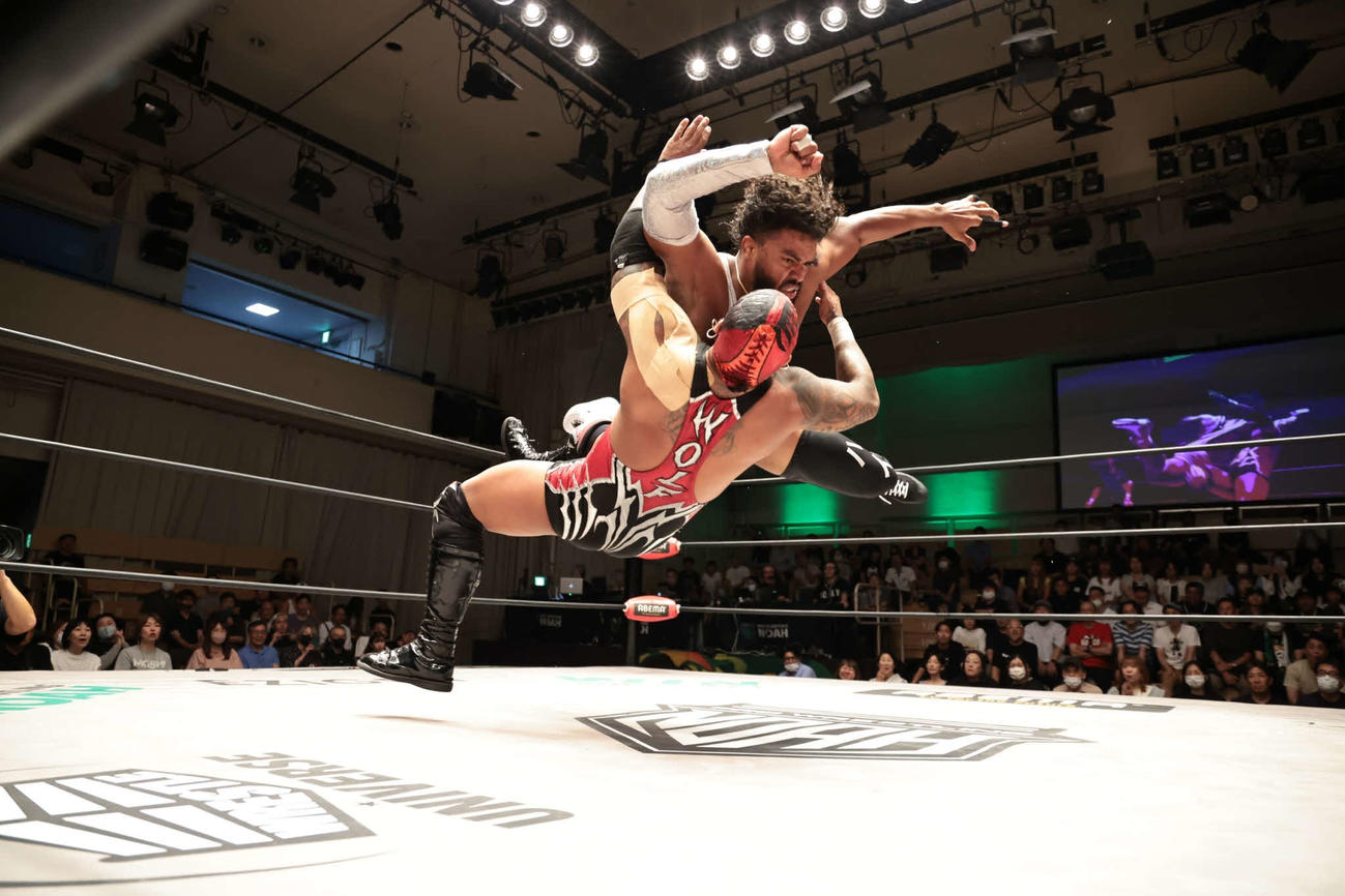 アルファ・ウルフにジャンピング・ラリアットを決めるタビオン・ハイツ（C）プロレスリング・ノア