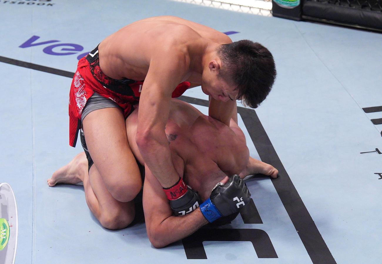 ハラランボス・グリゴリオウ（下）と寝技の攻防を繰り広げた風間俊臣（C）Zuffa LLC／UFC