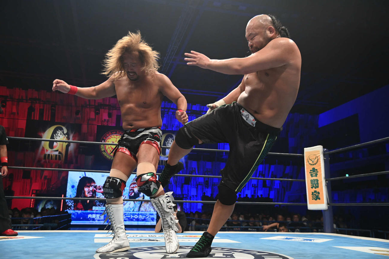 オーカーン（右）からキックをたたきこまれる内藤哲也　（C）新日本プロレス