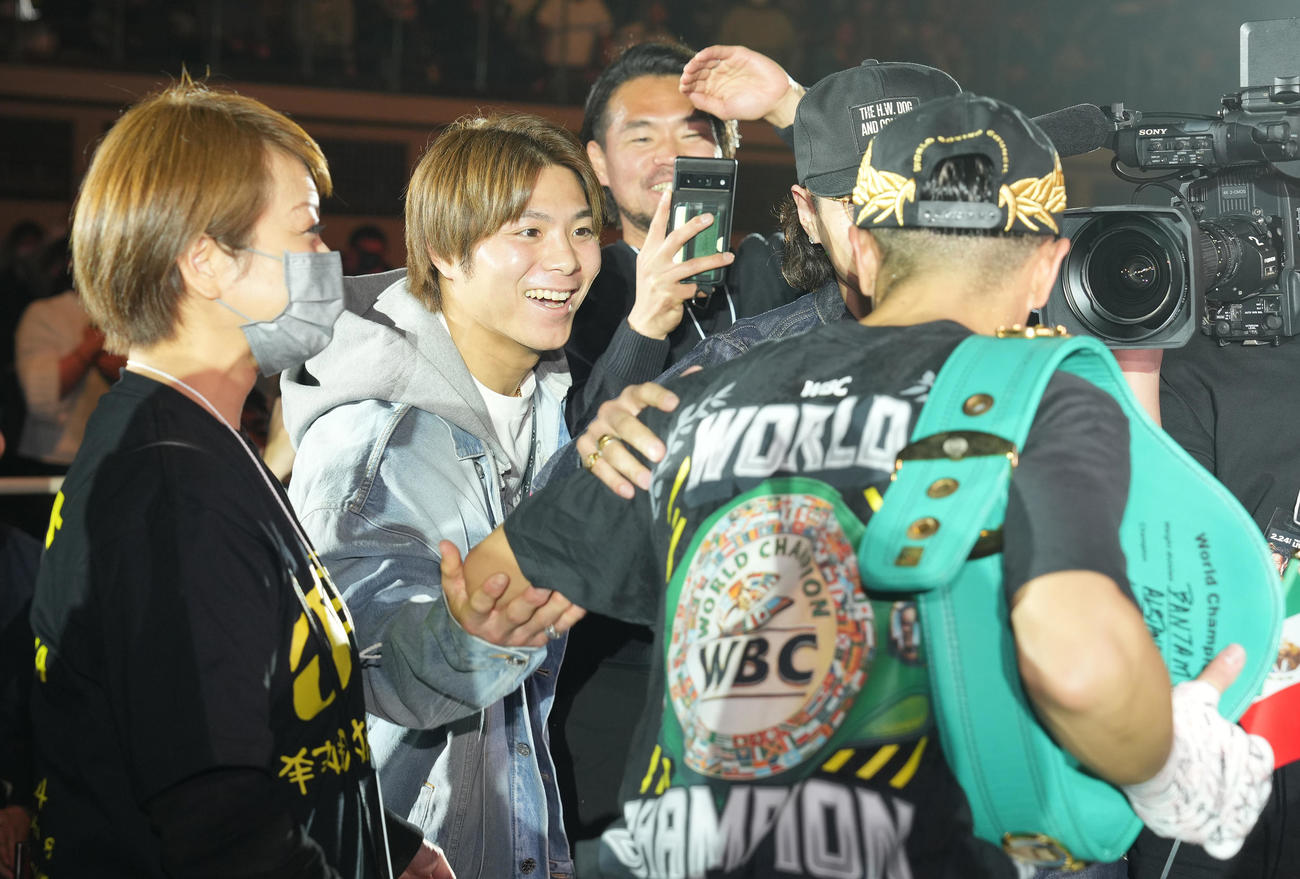 勝利した中谷潤人（右手前）を祝福する阿部一二三（左から2人目）（2024年2月24日撮影）