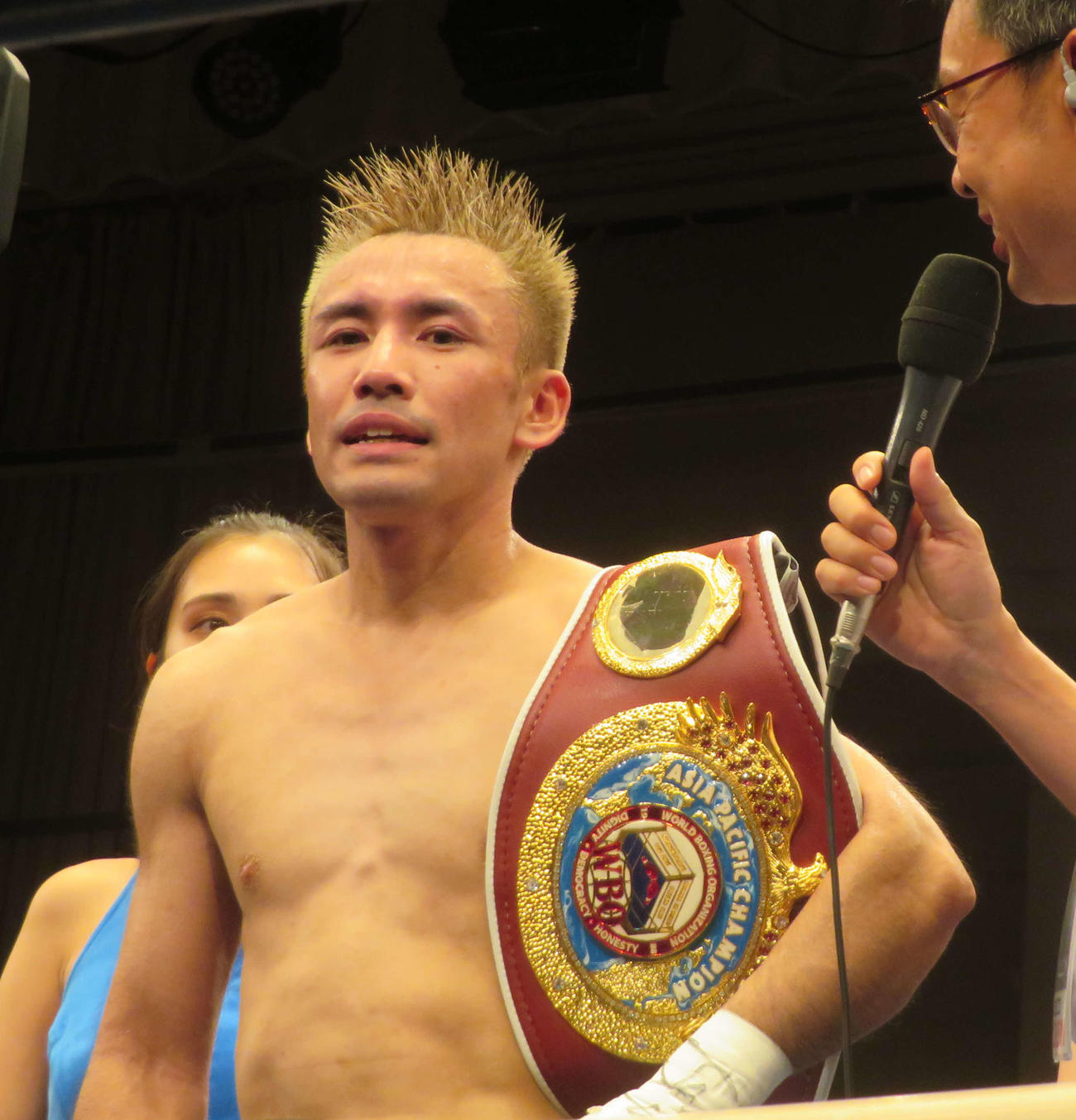 勝利インタビューを受けるWBOアジア・パシフィック・スーパーフライ級王者川浦龍生