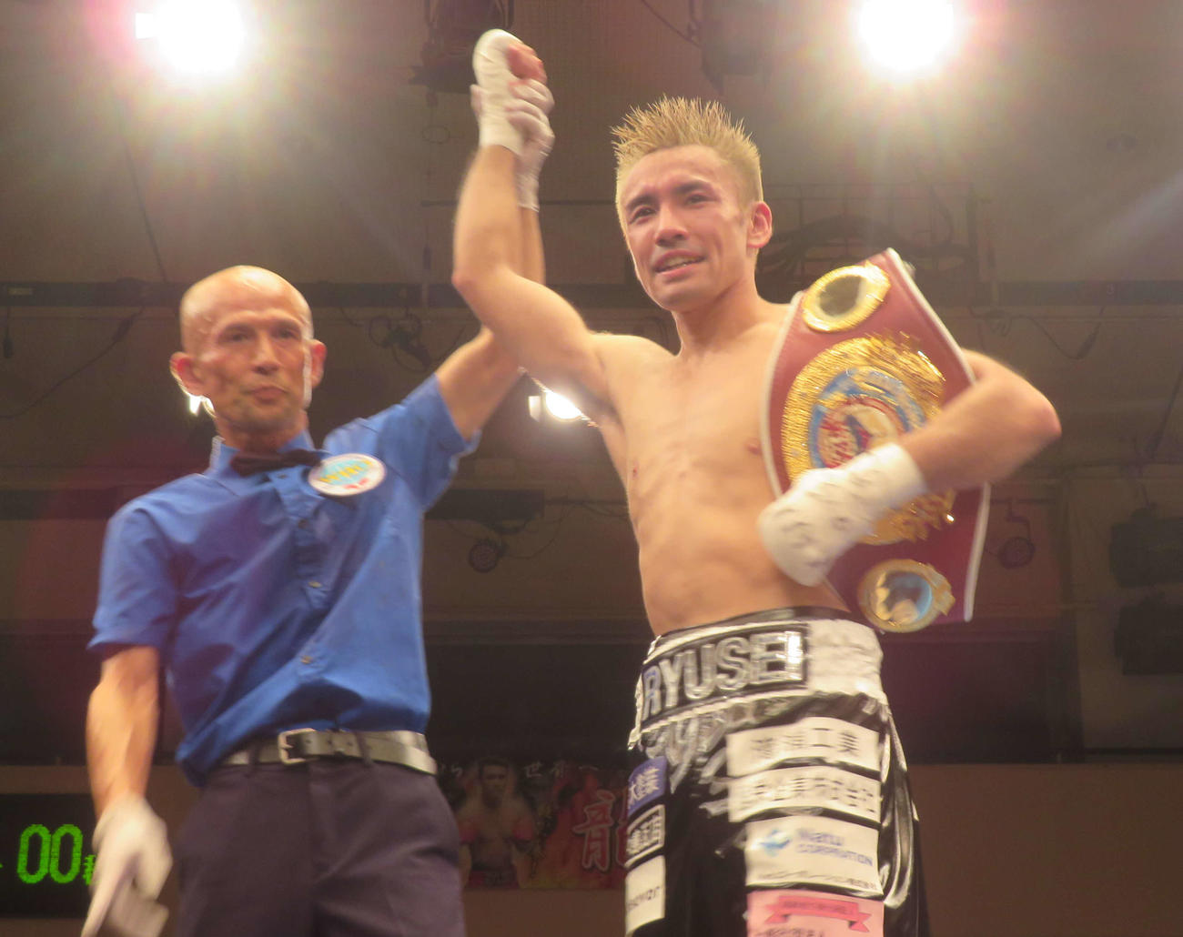 WBOアジア・パシフィック・スーパーフライ級王座を獲得した川浦龍生（右）