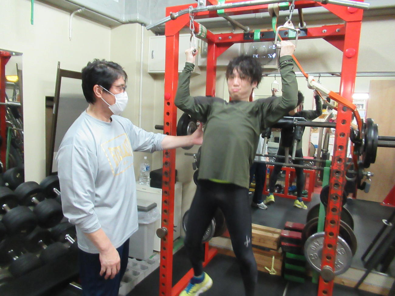 大阪で肉体トレを開始したボクシングの前世界王者・寺地。左は篠原トレーナー（撮影・実藤健一）
