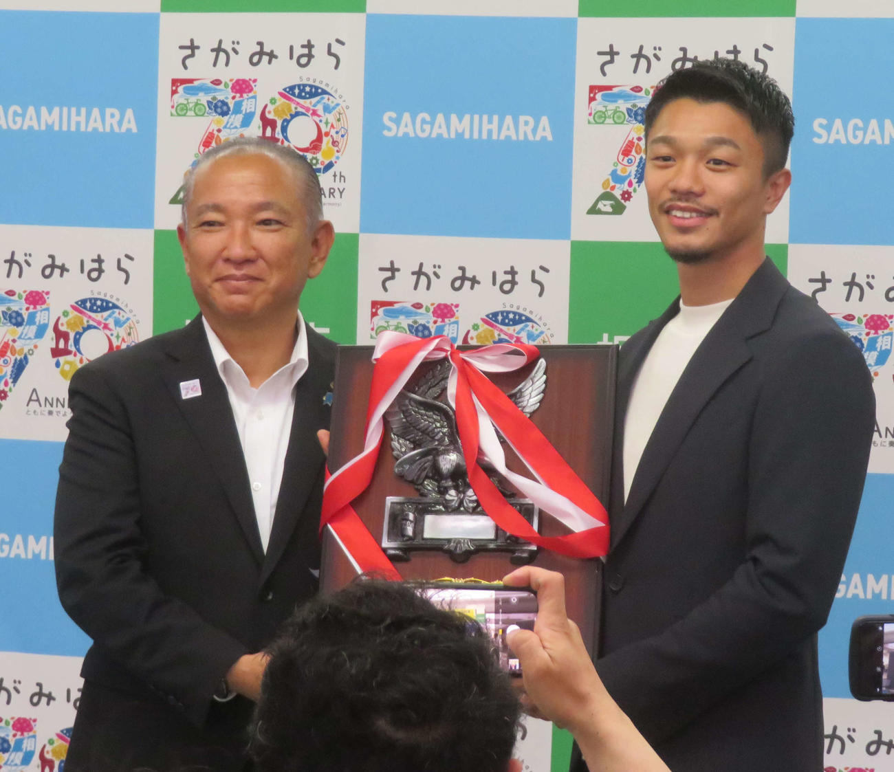 相模原市の本村賢太郎市長（左）から「称賛の盾」を贈られたWBC世界バンタム級王者中谷潤人