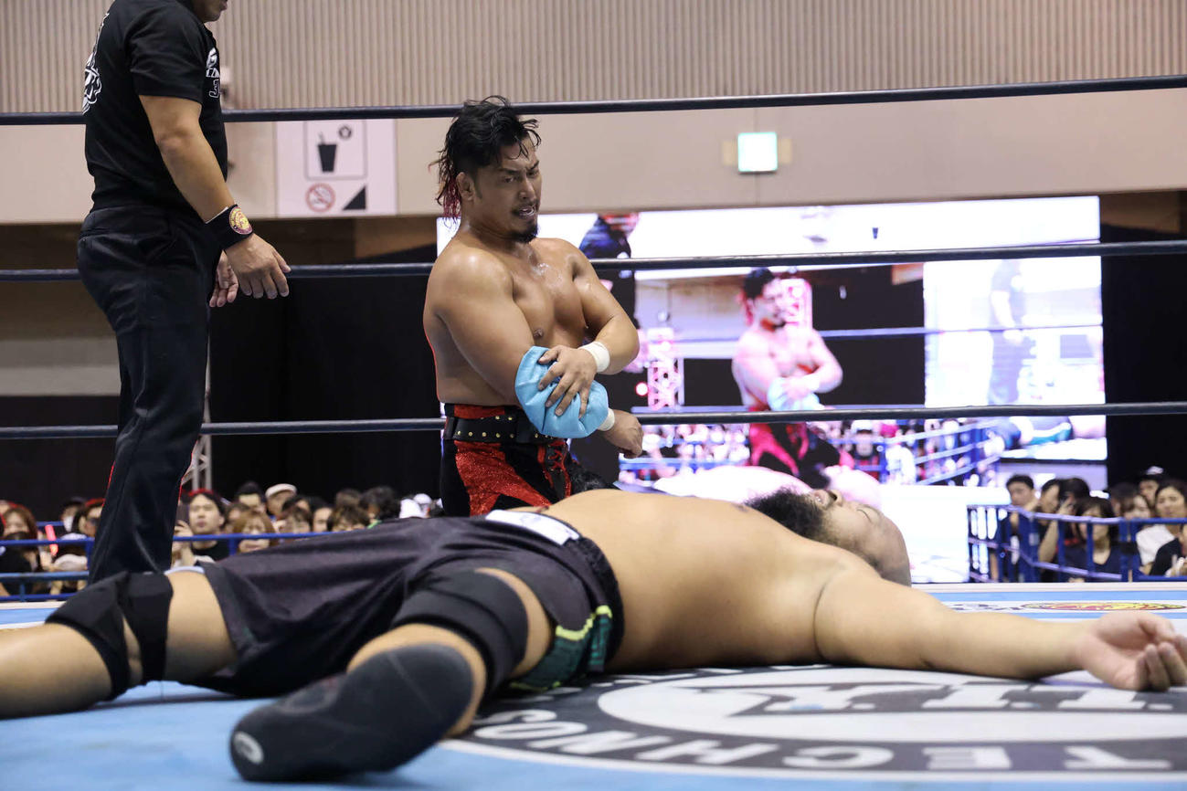 オーカーン（下）に勝利した鷹木信悟　（C）新日本プロレス