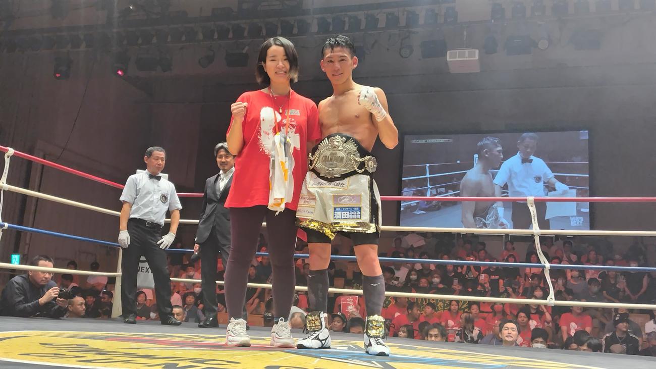3度目の防衛に成功した日本フライ級王者の飯村樹輝弥（右）と真成美夫人（撮影・首藤正徳）