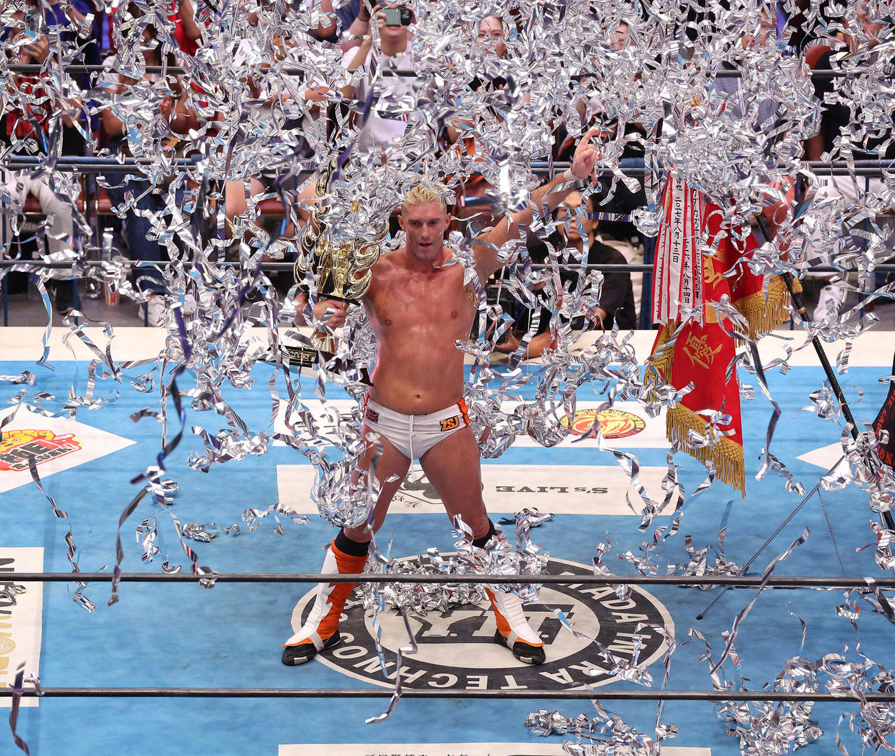 G1 CLIMAX34を制し祝福のテープを浴びるザック・セイバーJr．（撮影・中島郁夫）