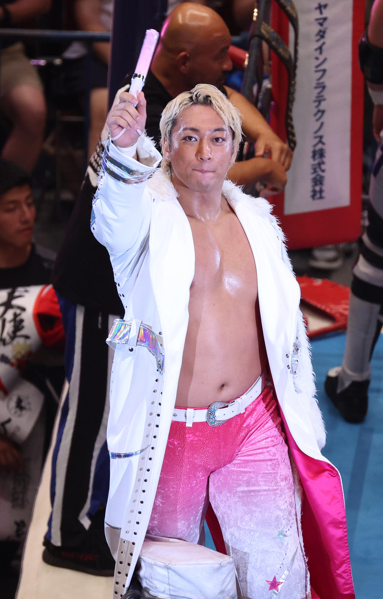 入場する海野翔太（撮影・中島郁夫）