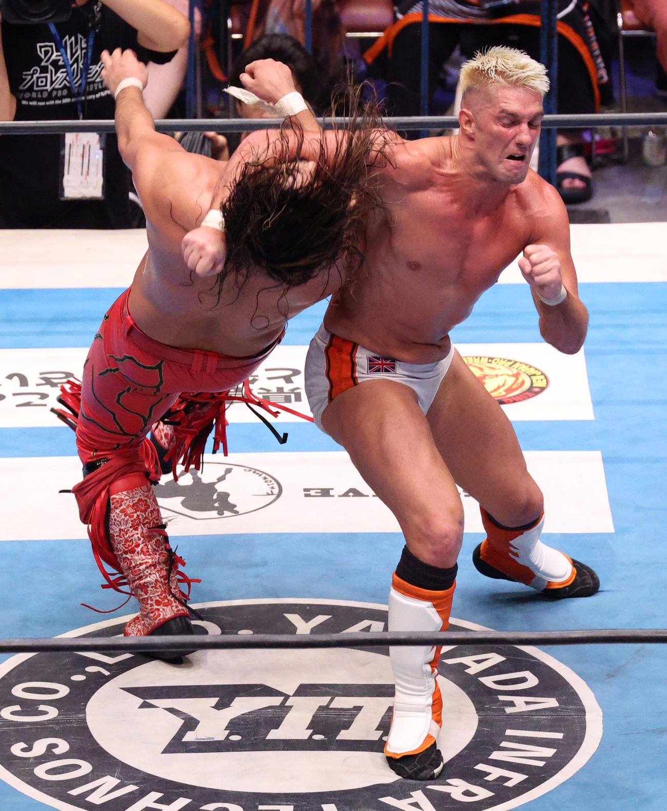 辻（左）にラリアットを決めるザック・セイバーJr．（撮影・中島郁夫）