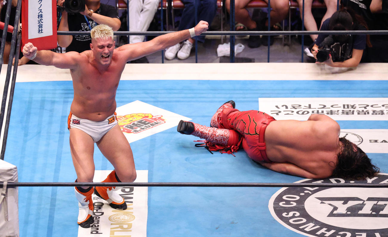 辻（右）からギブアップを奪いG1 CLIMAX34を制したザック・セイバーJr．（撮影・中島郁夫）